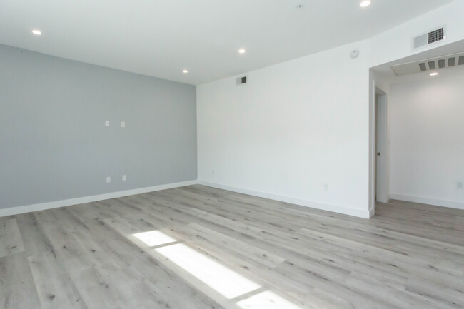 Building Photo - 947 Wilcox Ave