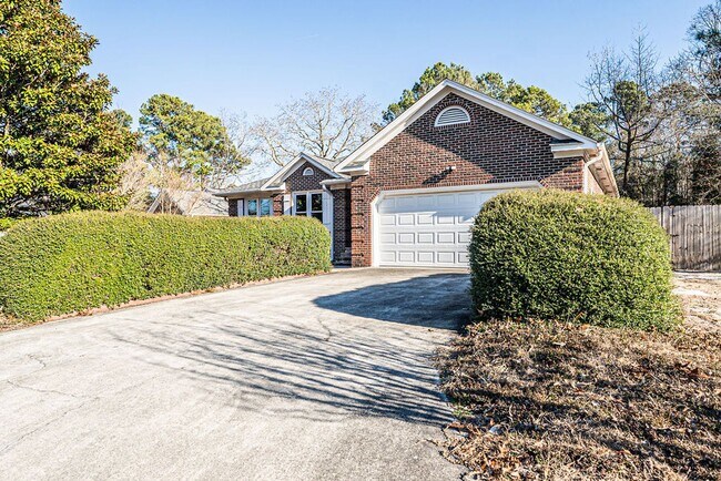 Foto del edificio - Spacious 3BR on Oversized Fenced Lot | GREAT PRICE!