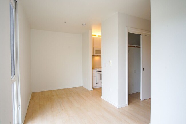 Photo - Buckman: Light & Bright 1 Bdr with D/W, A/... Apartment