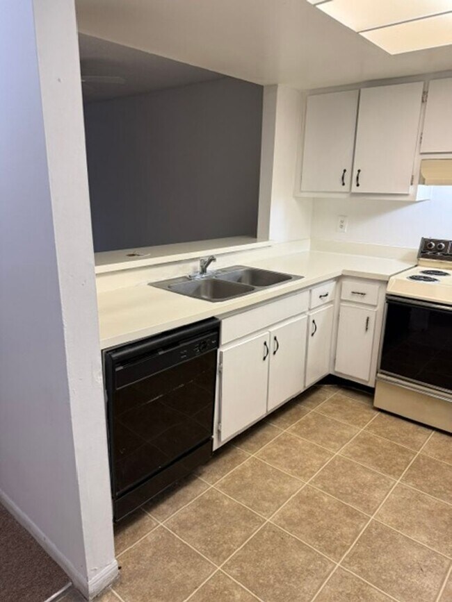 Foto del edificio - 2937 Regency Dr