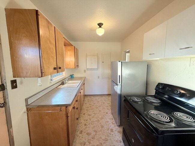 Building Photo - Vintage Charmer with Mountain View