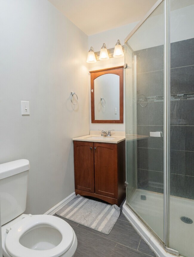 Foto del edificio - 5833 W Irving Park Rd