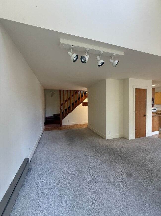 Foto del edificio - Airy two bedroom apartment in Railroad District | Available Now