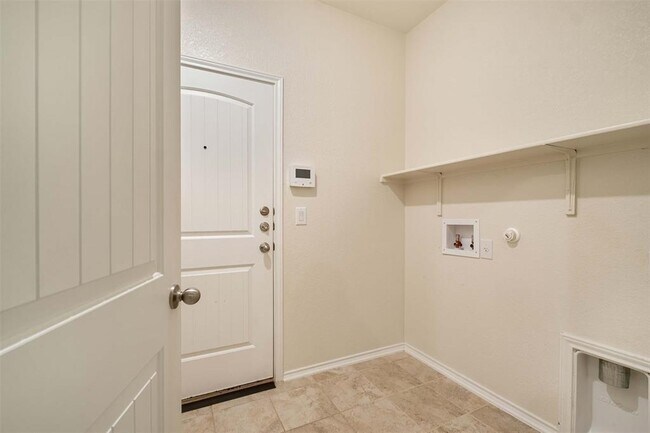 Building Photo - 907 Solitude Dr