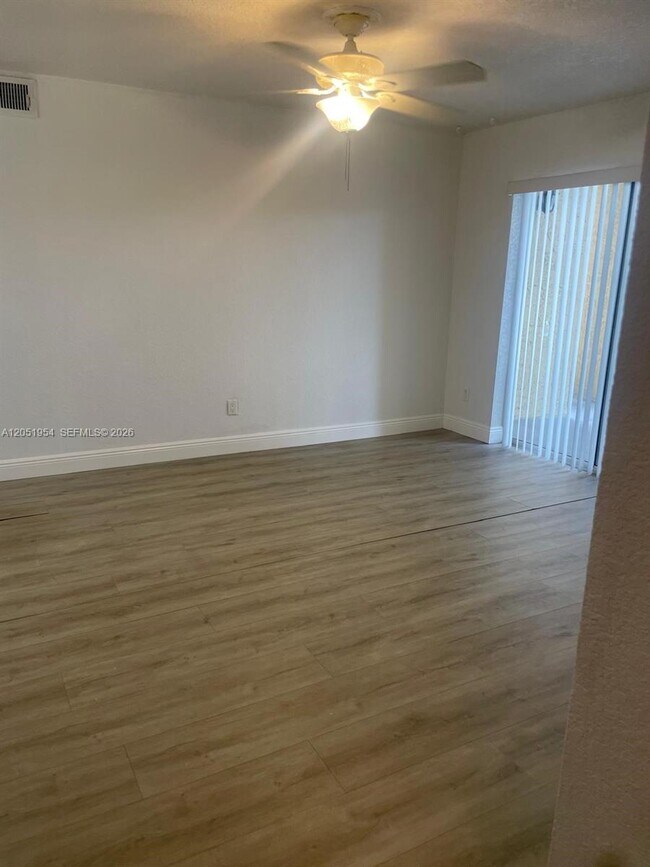 Foto del edificio - 927 Riverside Dr