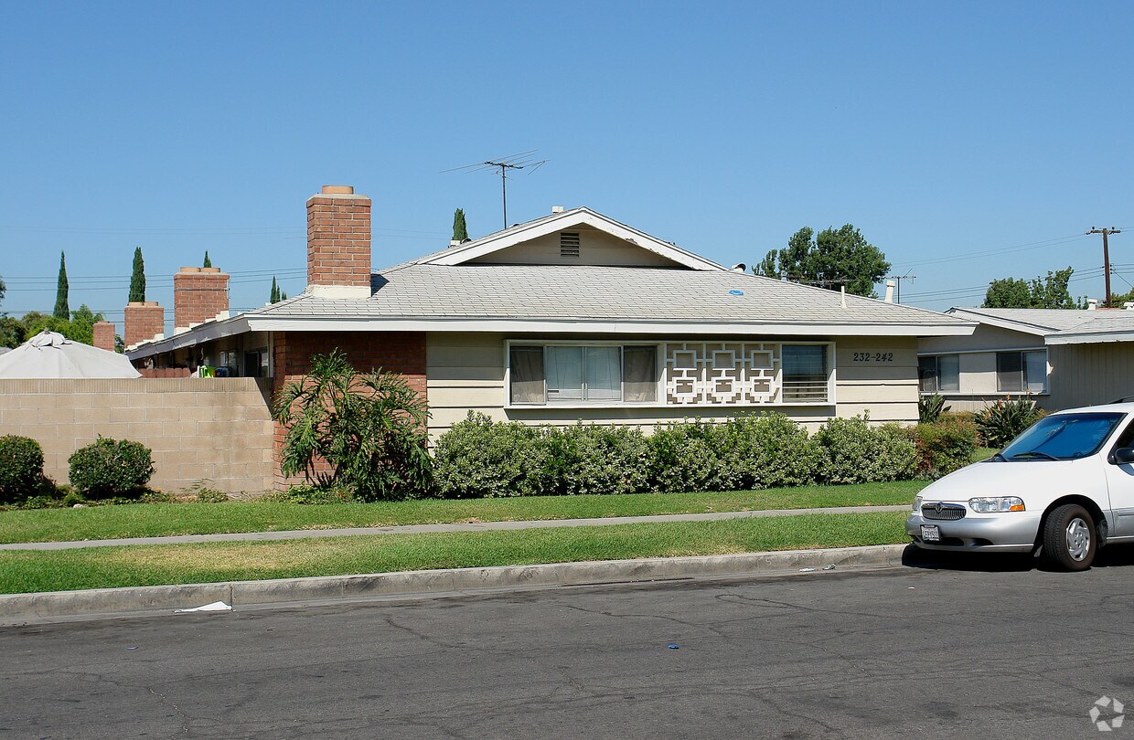 Building Photo - 232-242 N Holly St