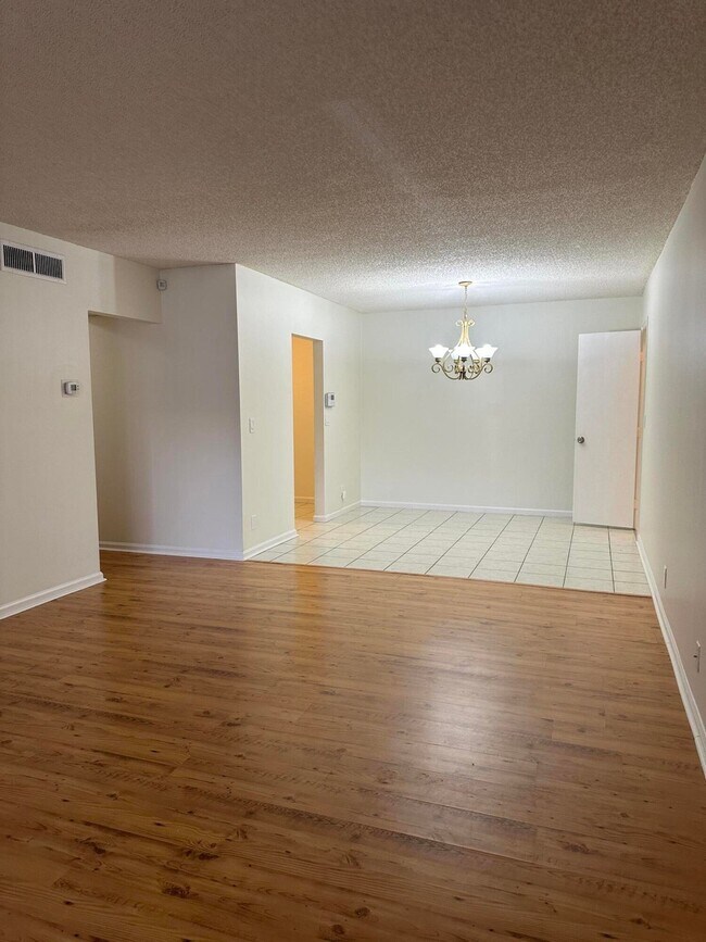 Foto del edificio - 9905 Pineapple Tree Dr