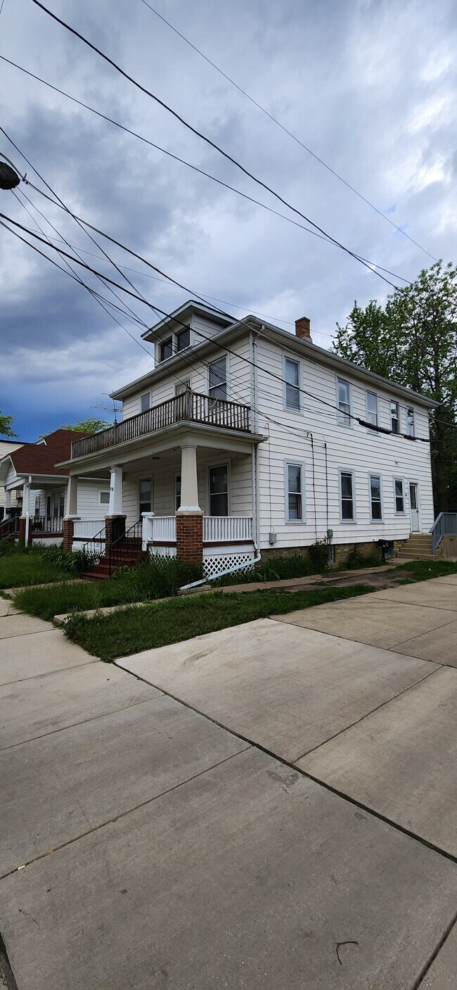Front of house/front balcony - 716 Goold St