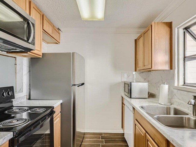 Building Photo - 8400 Jamestown Dr