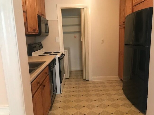 Building Photo - CORNER TOWNHOUSE/WOOD FLOORS/EXTRA WINDOWS...