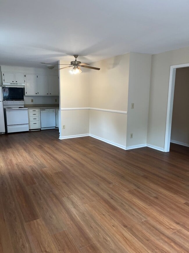 Building Photo - 825 Sandpiper Dr