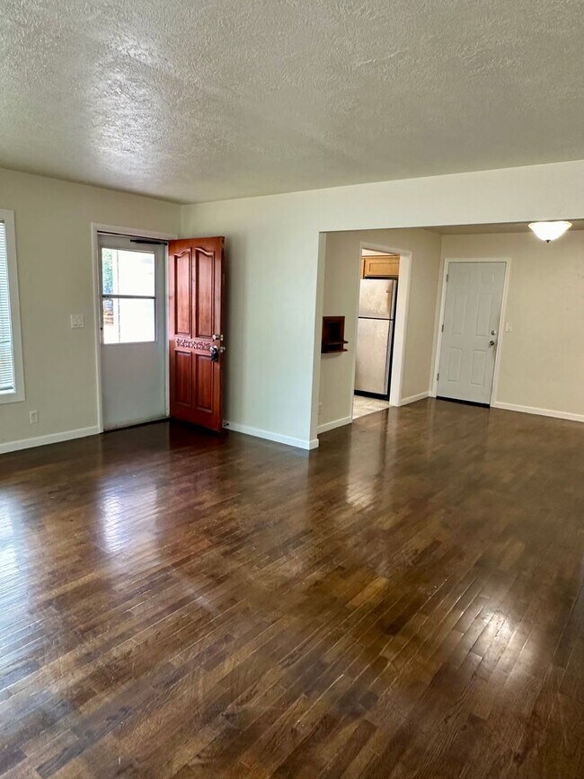 Foto del edificio - Two-Bedroom House