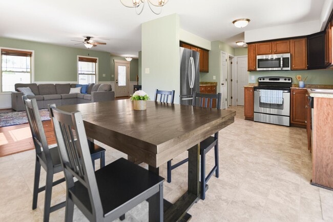 Building Photo - Pet Friendly Three Bedroom with Bonus!