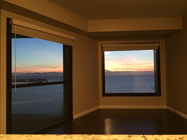 Foto del edificio - 6363 Christie Ave