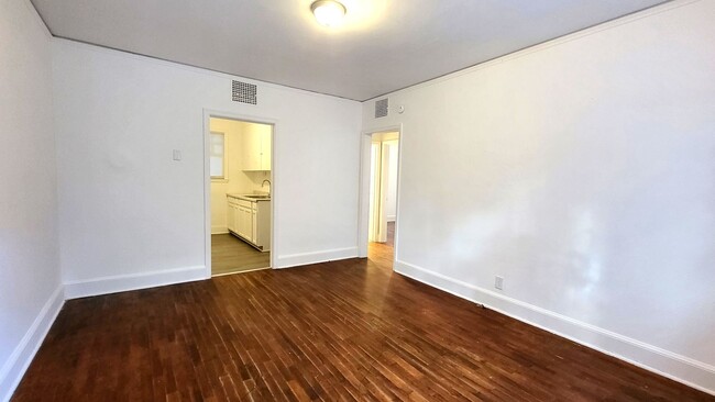 Building Photo - Two Bedroom Apt For Rent in Sumter SC. Fre...