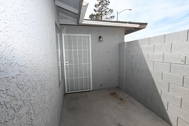 Foto del edificio - 2334 N Lamb Blvd