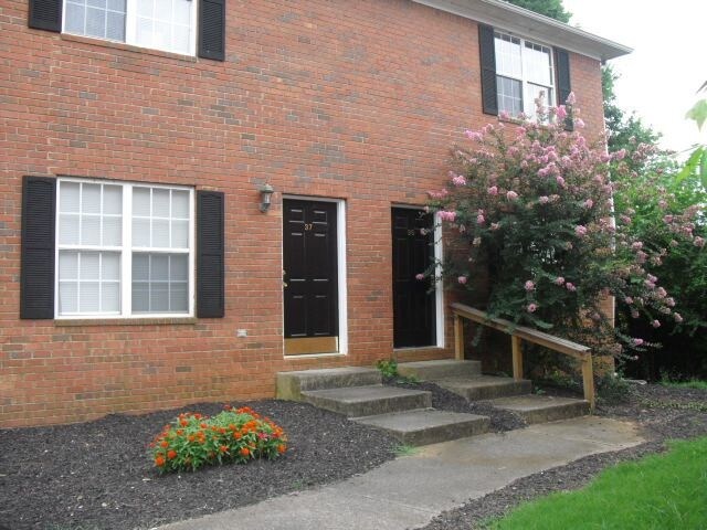 Primary Photo - 35 Jordan Rd - Move In Special