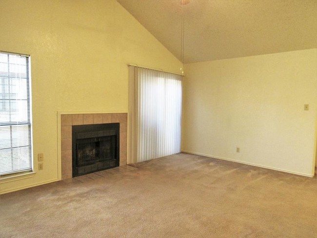 Building Photo - 5211 Canyon Creek Dr
