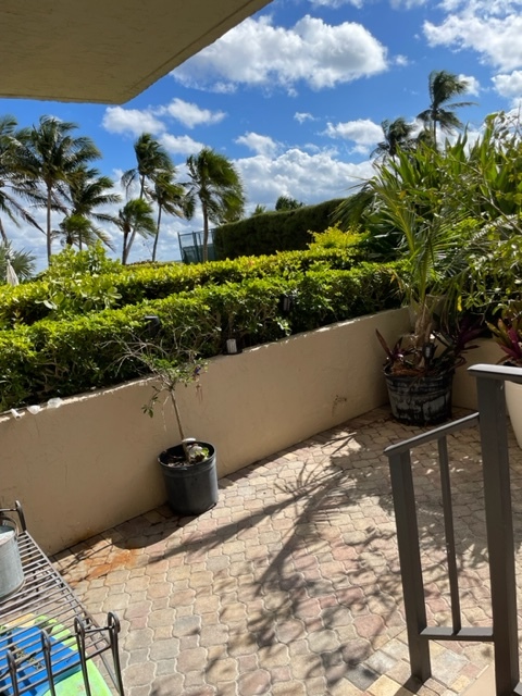 personal patio, walk to beach and 3 pools - 4900 N Ocean Blvd