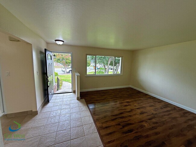 Foto del edificio - 1370 Fernwood Ln
