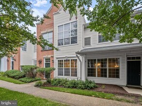 Building Photo - 10713 Symphony Way