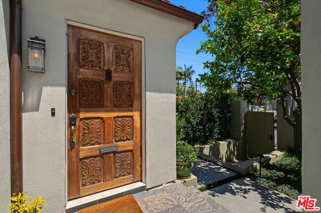 Foto del edificio - 9001 Rosewood Ave