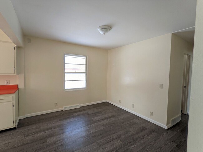 Building Photo - 1741 Roberts St, 3 bedroom house with base...