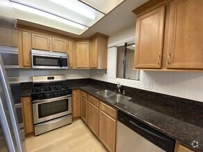 Building Photo - 3853 San Ramon Dr