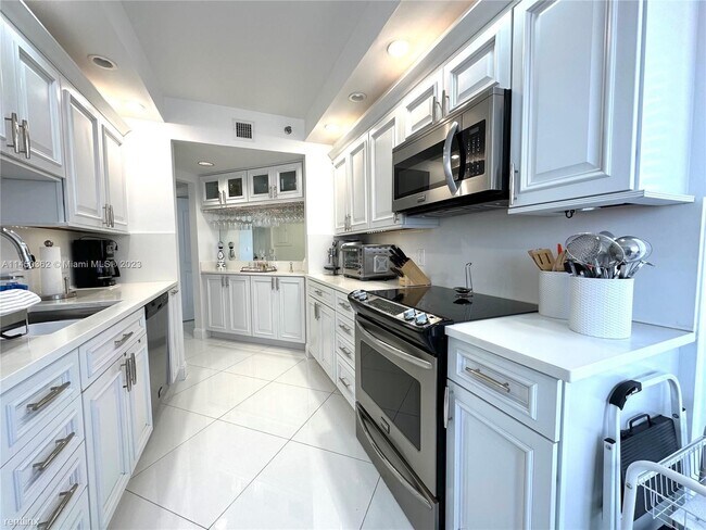 Building Photo - 2 br, 2 bath Condo - 1000 W Island Blvd Ap...