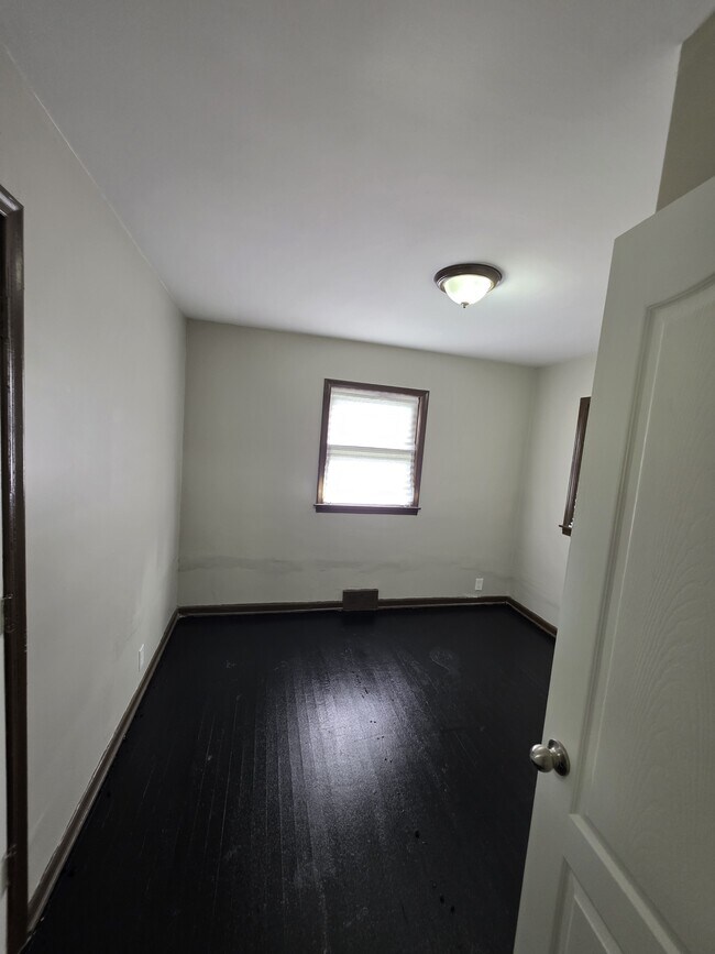 Building Photo - 9086 Plainview Ave