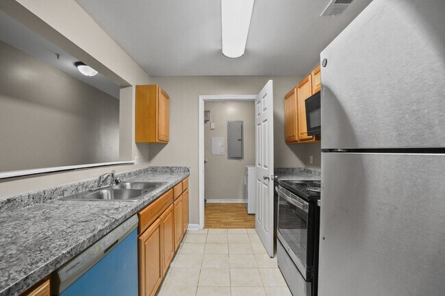 Foto del edificio - Spacious Three-Bedroom Condo with In-Unit Laundry