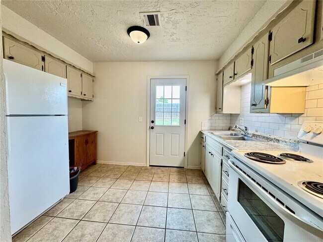 Foto del edificio - 411 E 3rd St