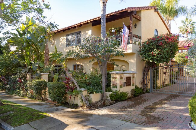 Building Photo - 859 Westbourne Dr