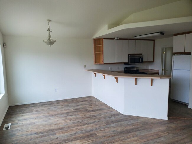 Building Photo - 562 NE Negus Loop
