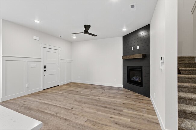 Building Photo - MODERN 3 BED 2.5 BATH TOWNHOME WITH 2 CAR GARAGE IN IDAHO FALLS
