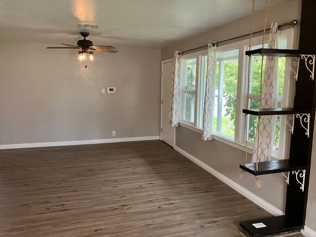 Foto del edificio - 1826 Uccello Ave