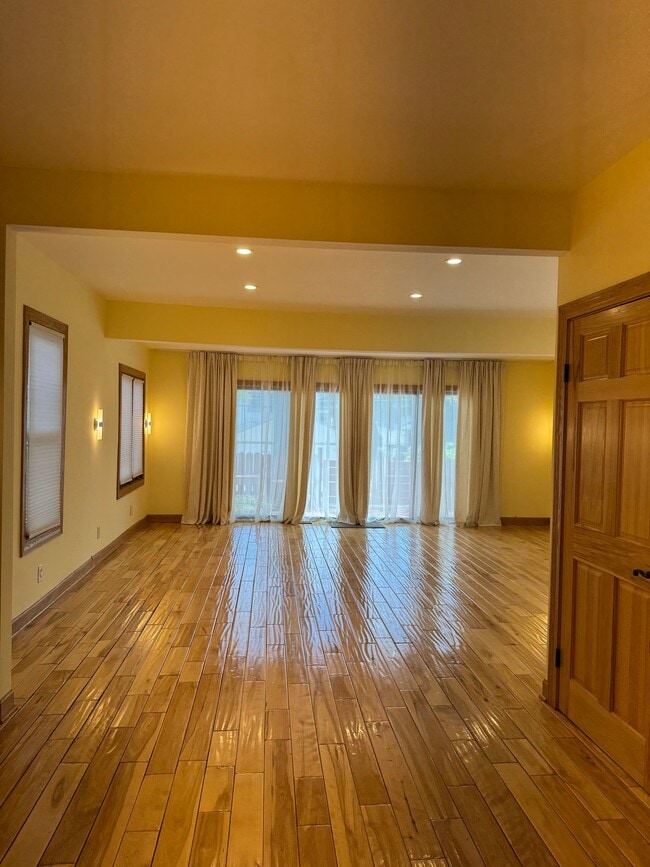 Building Photo - 341 Riverdale Dr