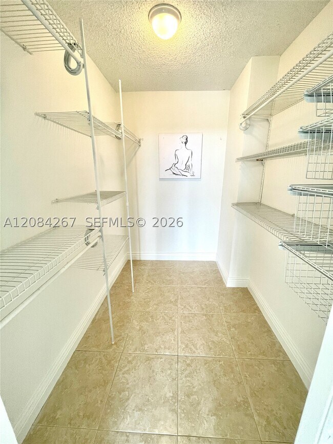 Foto del edificio - 1000 Parkview Dr