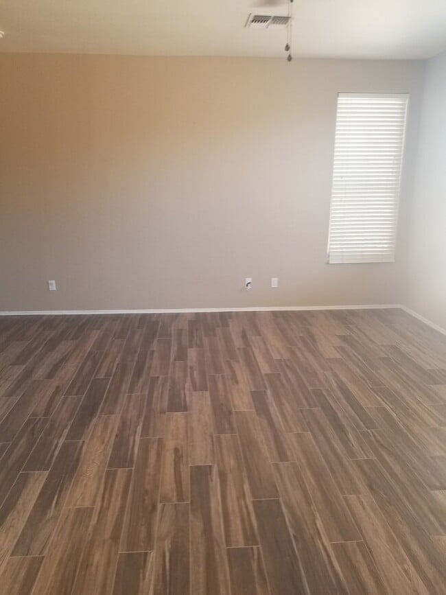 Building Photo - Beautiful spacious 3 b 2 bth 1834 sq ft home