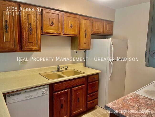 Building Photo - Cross Plains duplex with attached garage, ...