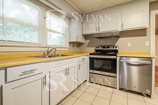 Building Photo - Charm, Comfort, and Convenience Await