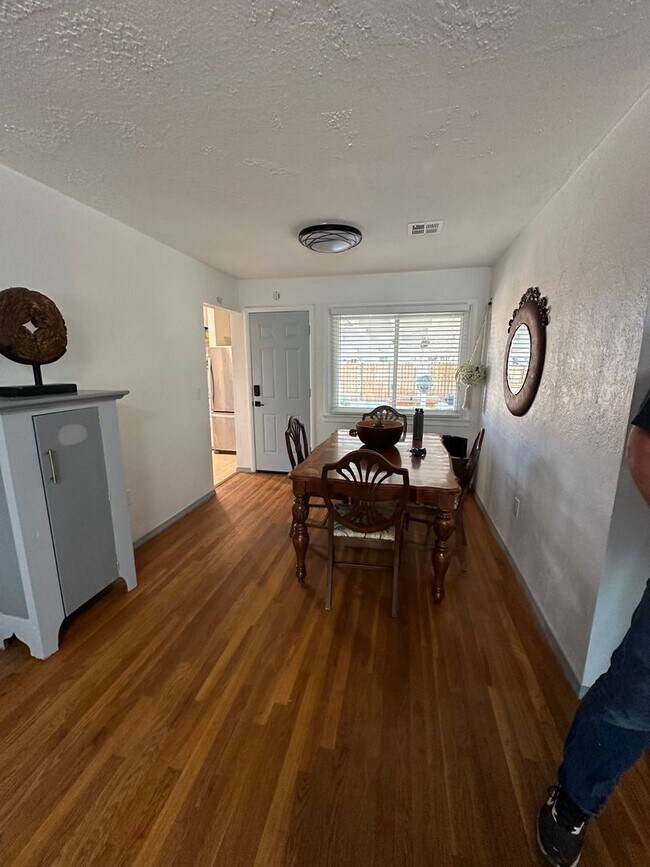 Building Photo - Great Home Available now Fully Furnished o...