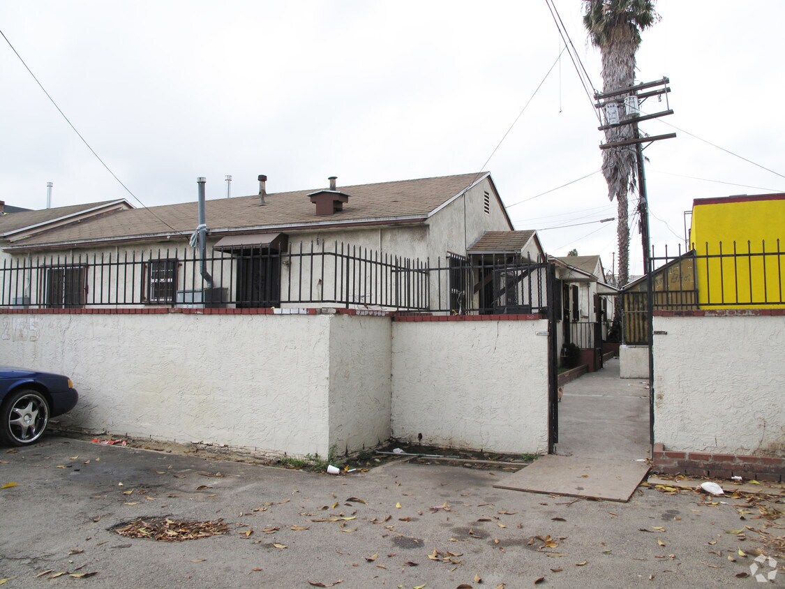 Foto del edificio - 9920-9924 S Van Ness Ave