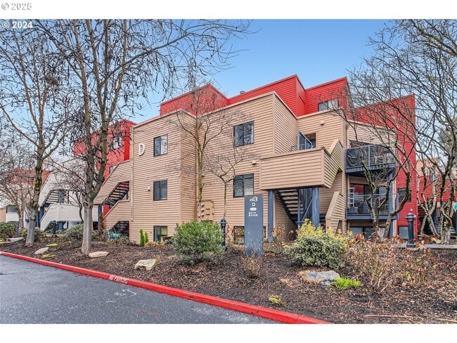 Building Photo - Modern Waterfront Living at The McCormick Pier! Call TODAY to schedule a tour! 503-664-4101