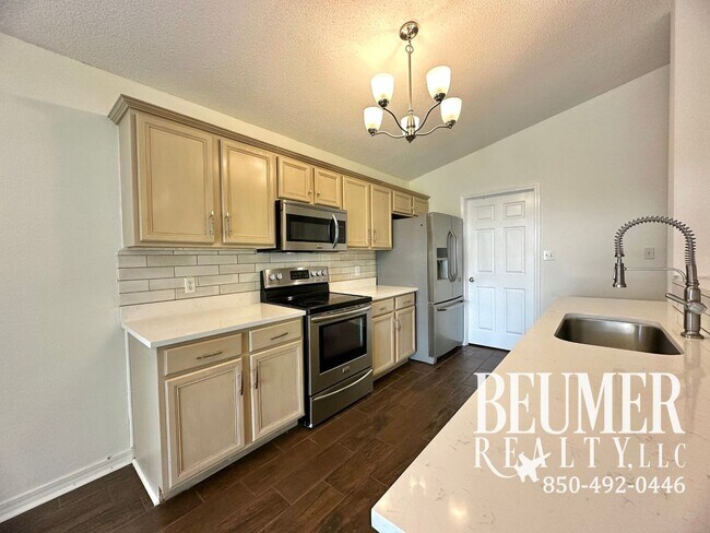 Building Photo - 3 bedroom 2 bath home with Beautiful Backyard