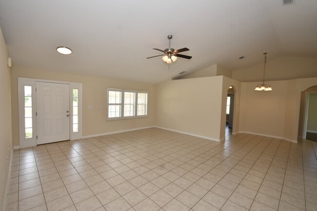 Foto del edificio - Home on a Cul-De-Sac, large screened-in porch