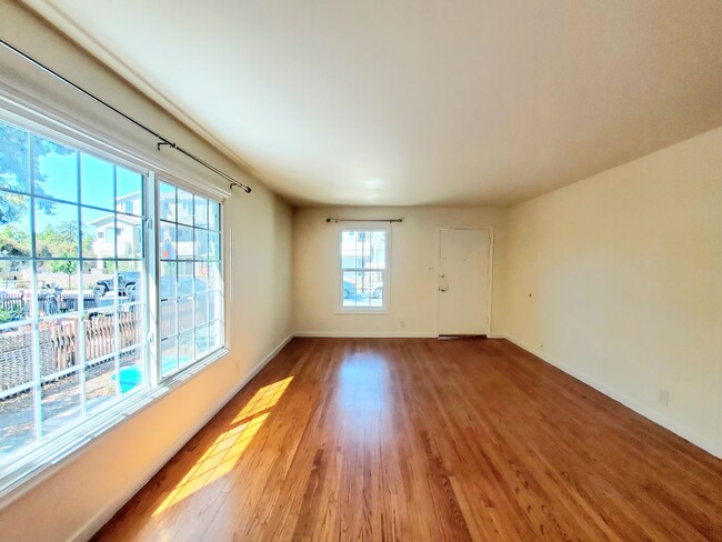 Building Photo - 1 bedroom apartment part of duplex in cent...