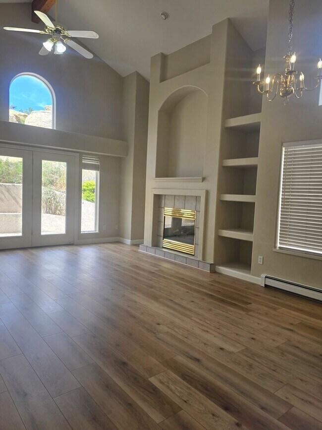 Foto del edificio - Don't miss this three bed two bath with a view!