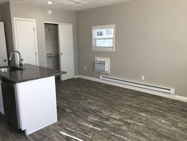 Building Photo - Gorgeous Studio remodel!