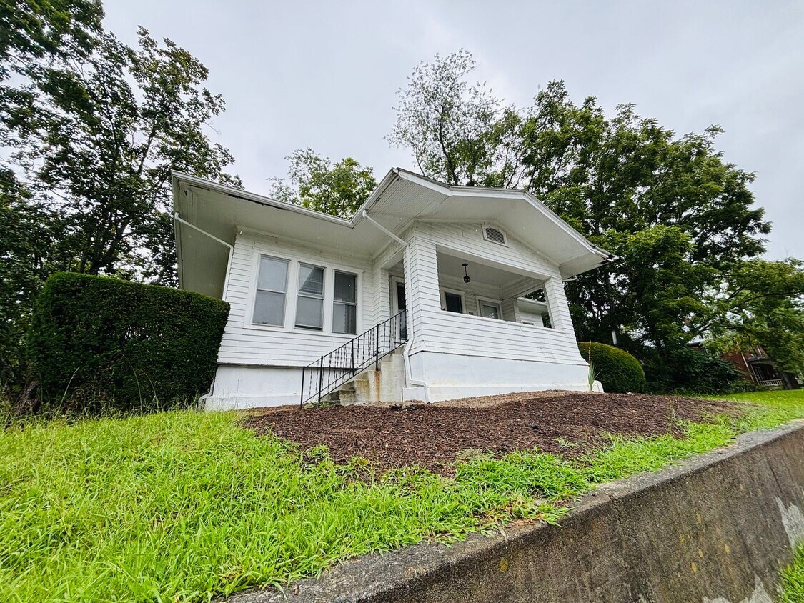 Foto principal - 3 Bedroom, 1 Bath House